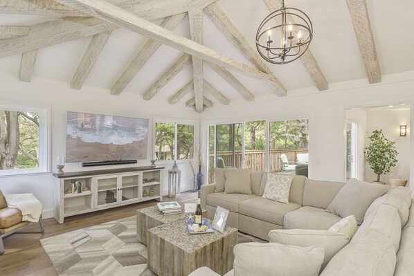 Smart TV, fireplace - 3877 Sea Esta~ Beautifully Remodeled, Near Golfing (Pebble Beach)