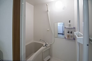 ファミリー ハウス | バスルーム | 個別の浴槽とシャワー、レインフォールシャワー、バスアメニティ (無料)、ヘアドライヤー