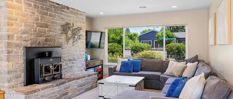 Smart-TV, Kamin, DVD-Player, Bücher