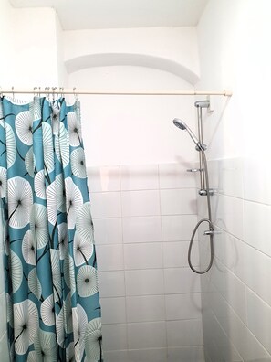 Lägenhet City - 1 sovrum - balkong - utsikt mot staden | Badrum | Dusch, handdukar och toalettpapper