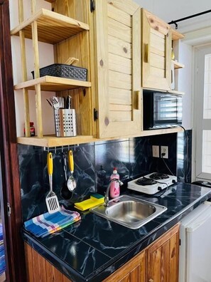 Family Suite, 2 Bedrooms, Kitchenette | Private kitchen | Full-size fridge, electric kettle, freezer, dining tables - Catherine Suites (Willemstad)