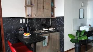 Familie suite, 2 slaapkamers, kitchenette | Privékeuken | Een koelkast/vriezer, een waterkoker, een vriezer, eettafels