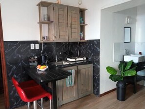 Suite familiar, 2 habitaciones, cocina básica | Cocina privada | Frigorífico grande, hervidor eléctrico, congelador y mesa de comedor