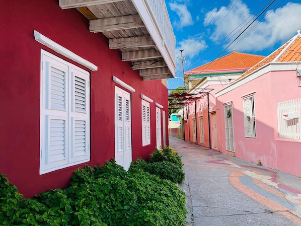 Suite familiar, 2 habitaciones, cocina básica | Ropa de cama hipoalergénica y decoración individual