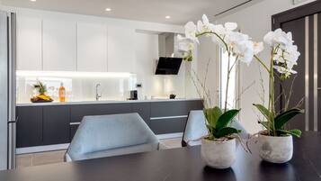 Athiri Suite | Private kitchen | Fridge, microwave, oven, dishwasher