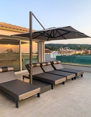 Seasonal outdoor pool, pool umbrellas, sun loungers - Balia Suites (Corfu)