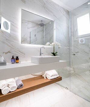 Agnadio Suite | Baño | Regadera, regadera tipo lluvia, amenidades de baño gratuitas 