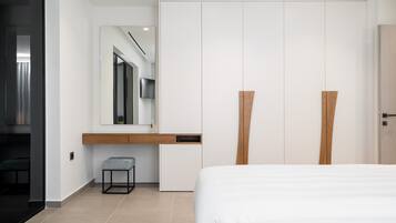 Quarto moderno com cama, escrivaninha, cadeira e guarda-roupa.