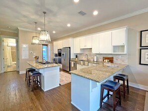 冷蔵庫、電子レンジ、オーブン、コンロ