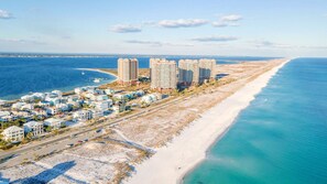 Une zone côtière comprenant des propriétés en bord de mer et des immeubles de grande hauteur.