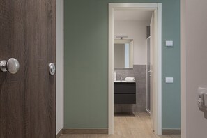 Doccia, asciugacapelli, asciugamani, sapone