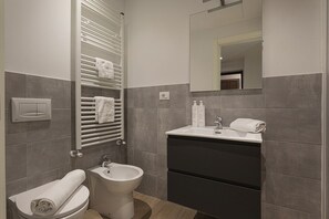Douche, sèche-cheveux, serviettes fournies