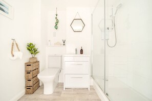 Douche, sèche-cheveux, serviettes fournies, savon