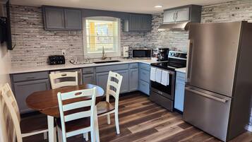 Køleskab, mikrobølgeovn, ovn, kogeplade