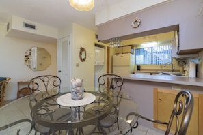 Dining - Cute condo, walk to pool and beach, new to rental market! (saint augustine)