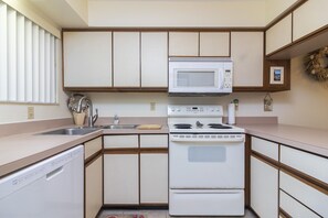 Fridge, microwave, oven, stovetop - Cute condo, walk to pool and beach, new to rental market! (saint augustine)