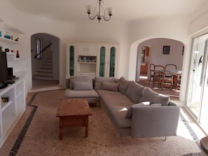 Family Villa | Living area | Ping pong, books - Casa Francisco - Family Villa With Pool (Albufeira)