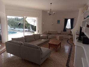 Family Villa | Living area | Table tennis, books - Casa Francisco - Family Villa With Pool (Albufeira)