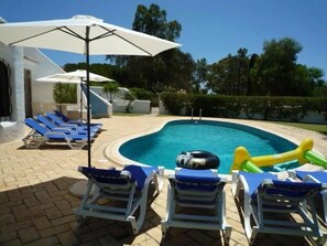 Outdoor pool, pool umbrellas, pool loungers - Casa Francisco - Family Villa With Pool (Albufeira)