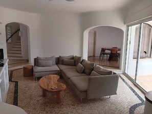 Villa Familiale | Coin séjour | Table de tennis de table, livres