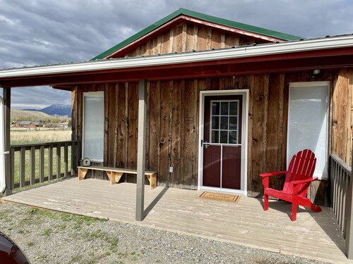Cozy cottage nestled in Paradise Valley surrounded by mountain views!