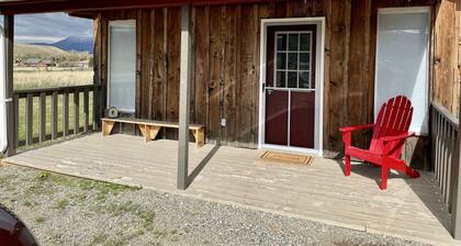 Cozy cottage nestled in Paradise Valley surrounded by mountain views!