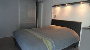 1 bedroom, iron/ironing board, travel cot, free WiFi - Magnificent studio with swimming pool in idyllic setting (Le Menil)