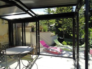 Outdoor dining - Magnificent studio with swimming pool in idyllic setting (Le Menil)