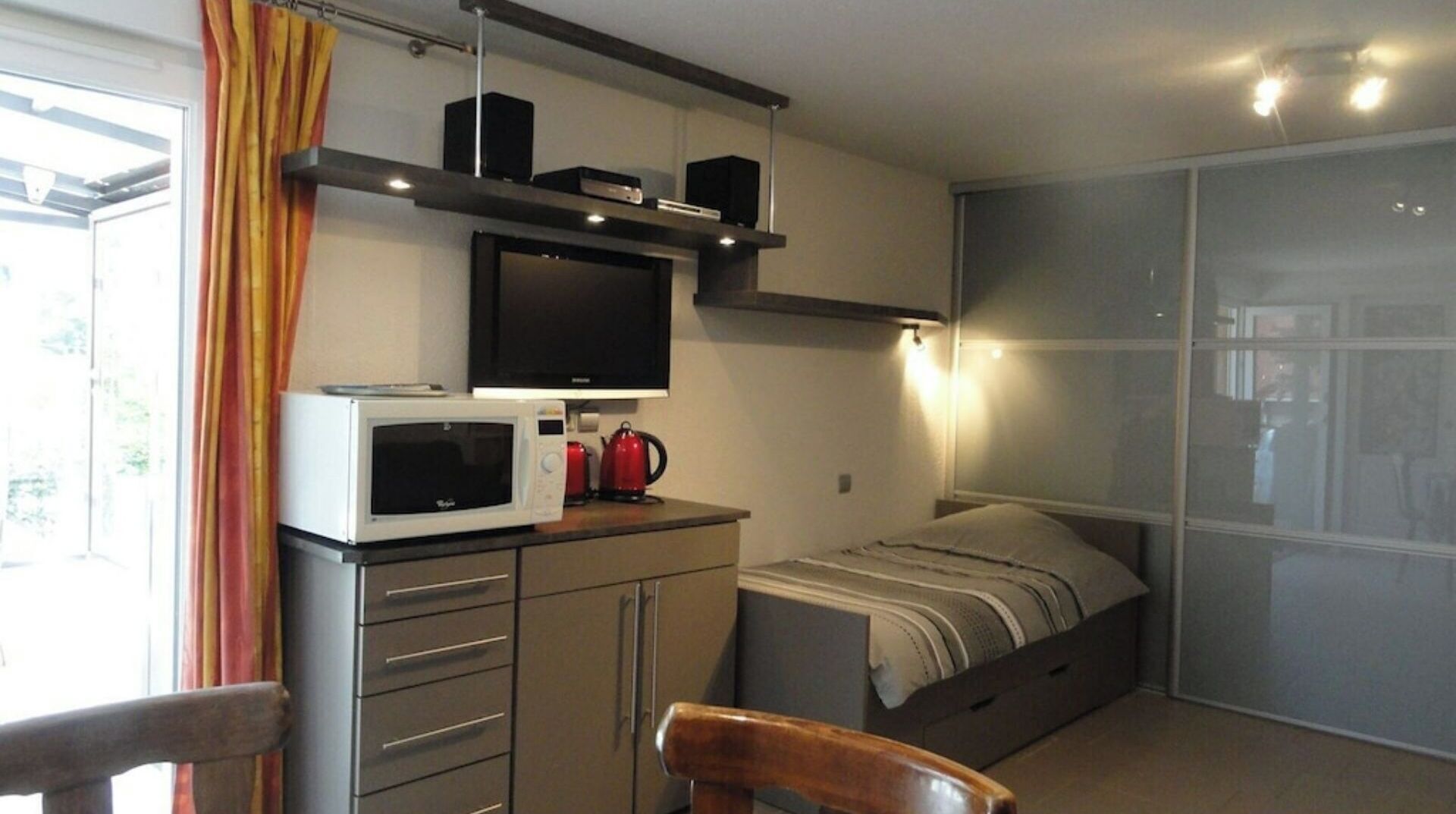 1 chambre, fer et planche à repasser, lit parapluie, Wi-Fi gratuit