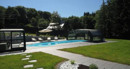 Magnificent studio with swimming pool in idyllic setting