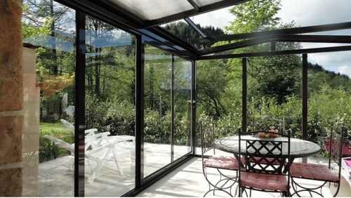 Magnificent studio with swimming pool in idyllic setting