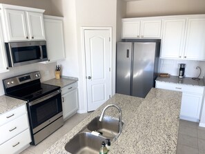 Kjøleskap, mikrobølgeovn, ovn og kokeplater