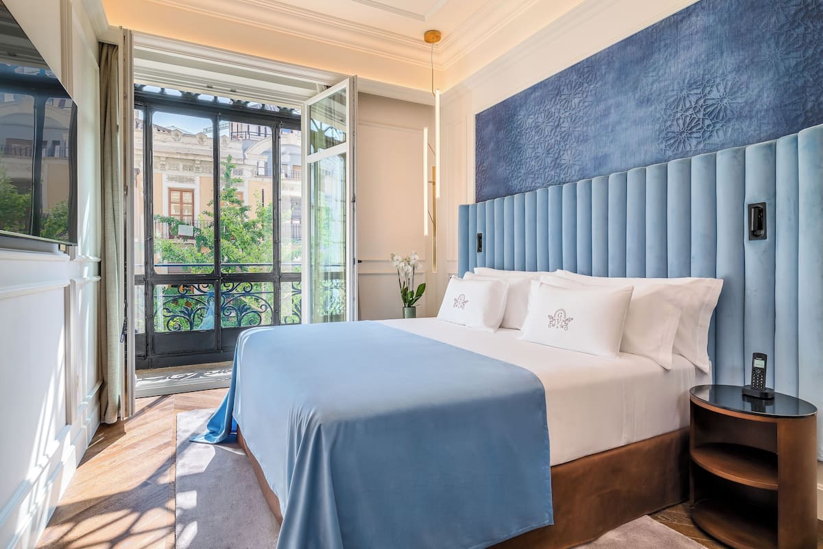 Deluxe kamer, uitzicht op de stad | 1 slaapkamer, luxe beddengoed, een minibar, een kluis op de kamer
