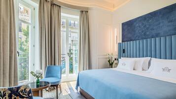 Deluxe kamer, op de hoek | Luxe beddengoed, een minibar, een kluis op de kamer, een bureau