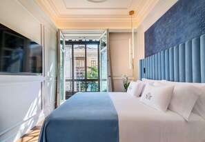 Rom – deluxe, byutsikt | Sengetøy av topp kvalitet, minibar, safe på rommet og skrivebord