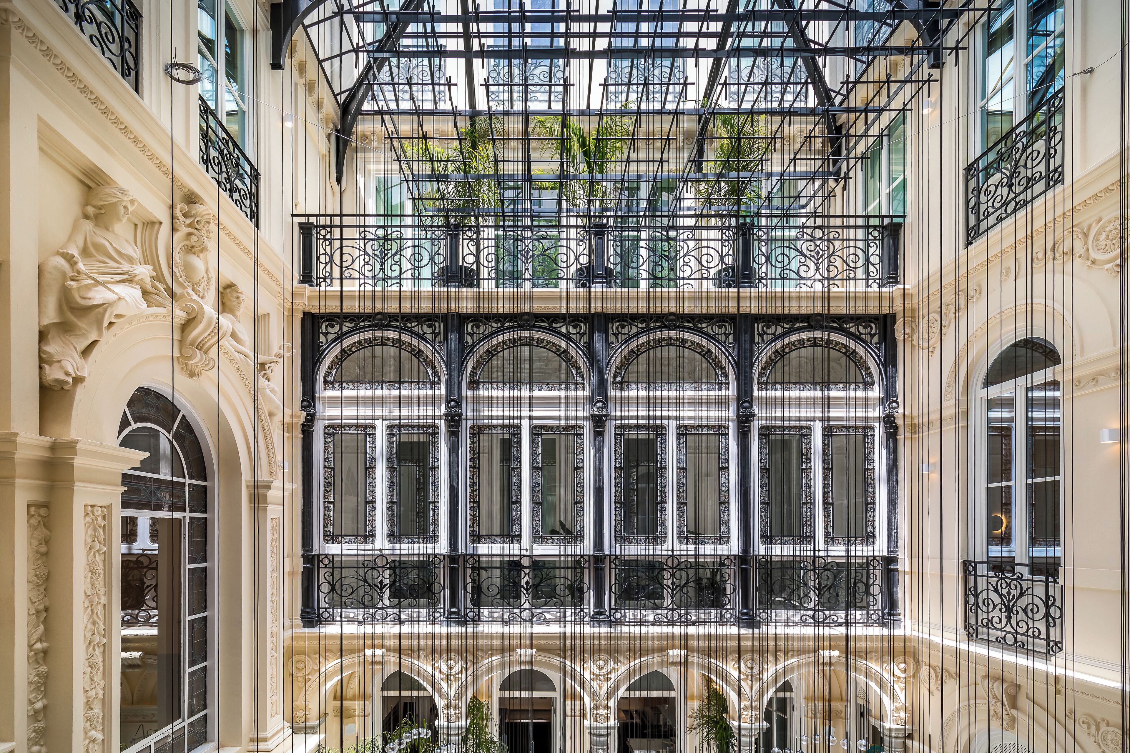 المنشأة من الداخل