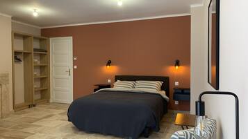 Habitación Deluxe | Ropa de cama de alta calidad, colchones viscoelásticos, caja fuerte