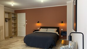 Habitación Deluxe | Ropa de cama de alta calidad, colchones viscoelásticos, caja fuerte