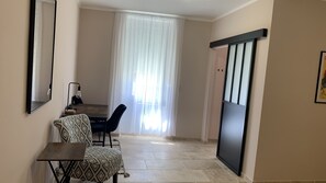 Premium bedding, memory-foam beds, in-room safe, desk - Logis de la Foulerie (Bize-Minervois)