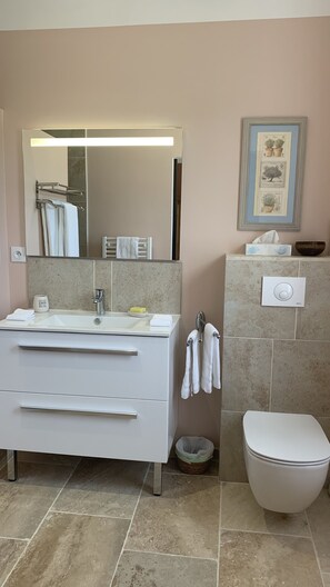 Habitación Confort doble, 1 cama de matrimonio, vistas a la piscina | Baño | Ducha, artículos de higiene personal gratuitos y secador de pelo