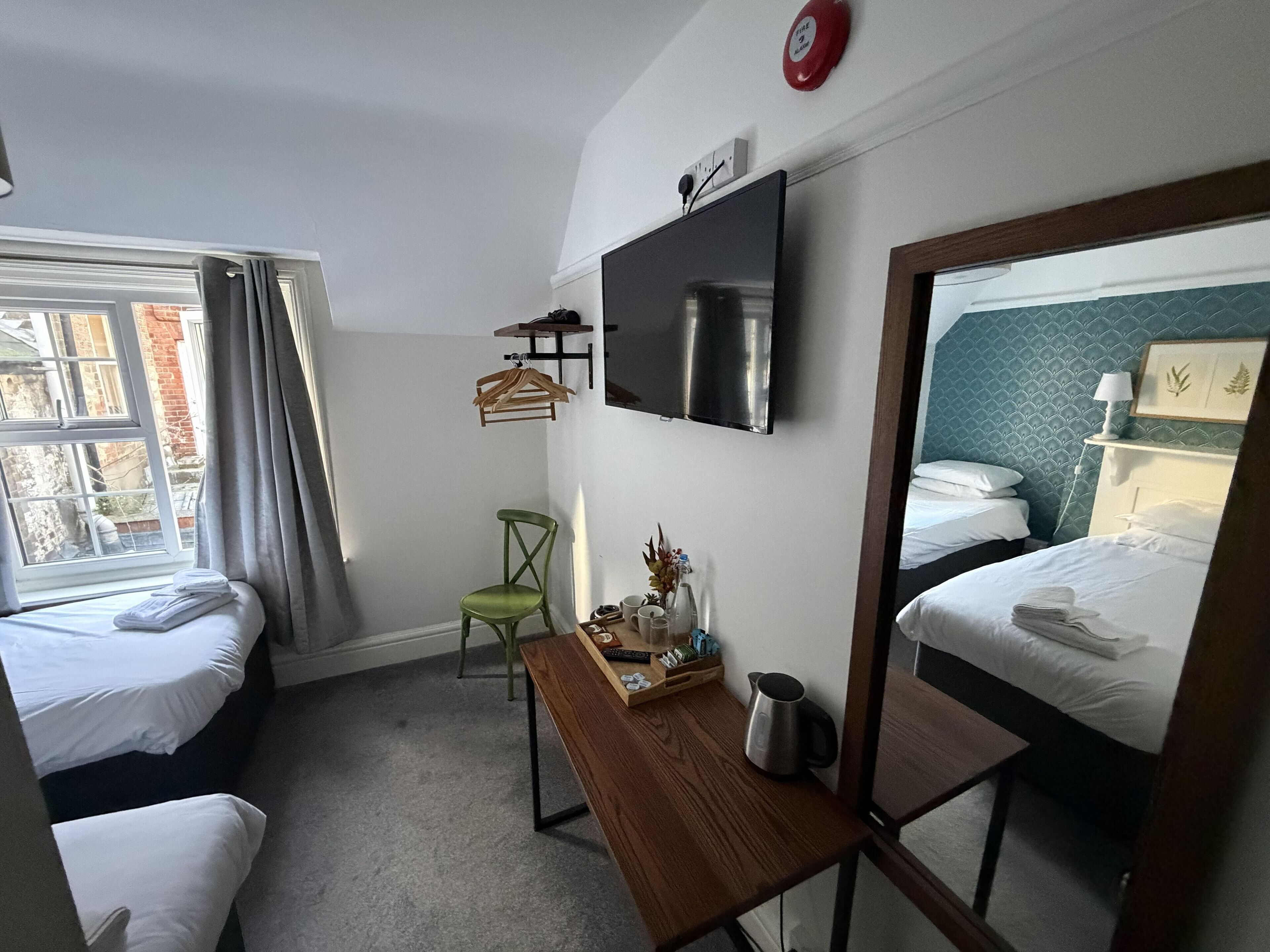 Classic Twin Room | Free WiFi