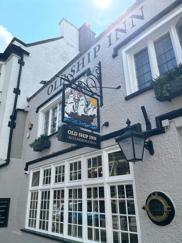 A building with a sign that reads "Old Ship Inn - Accommodation." - Old Ship Inn (Dorchester)