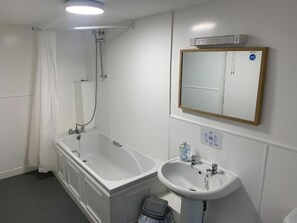Family Triple Room | Bathroom - Old Ship Inn (Dorchester)