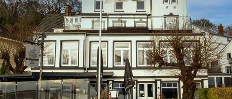 Vista frontal de la propiedad