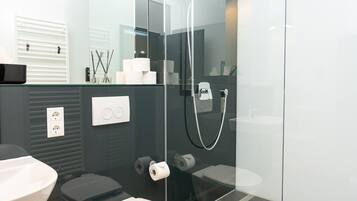 Deluxe-Zimmer | Badezimmer | Dusche, Haartrockner, Handtücher