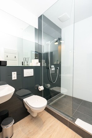 Deluxe Room | Bathroom | Shower, hair dryer, towels - Homaris Strandhaus Blankenese (Hamburg)
