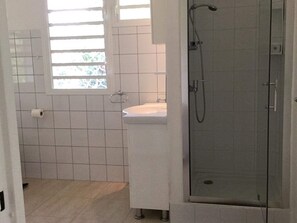 Bruser, hårtørrer, håndklæder, Toiletpapir