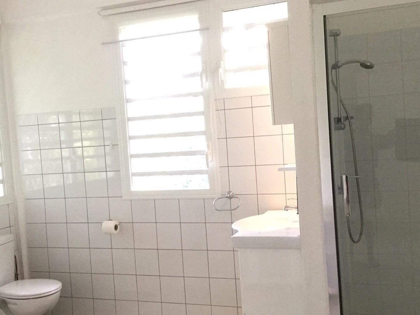 Dusche, Haartrockner, Handtücher, Toilettenpapier