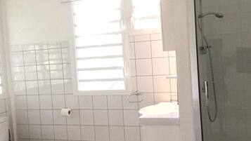 Dusche, Haartrockner, HandtĂŒcher, Toilettenpapier