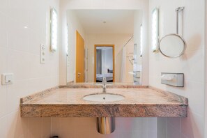 Superior Apartment | Bathroom | Bathtub, free toiletries, hair dryer, towels - Apartmenthaus Berlin Mitte (Berlin)